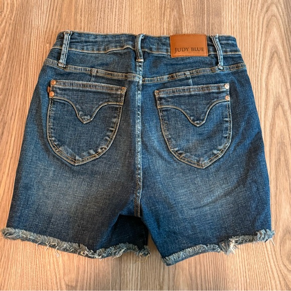 Judy Blue Fresh Bloom Tummy Control High Rise Raw Hem Jean Short size Medium - Picture 6 of 9